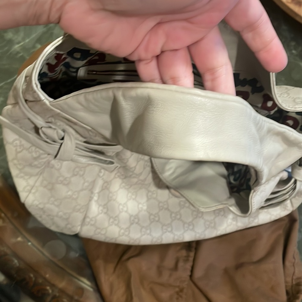 Gucci
Medium Signature Hysteria Tote - Picture 10 of 16